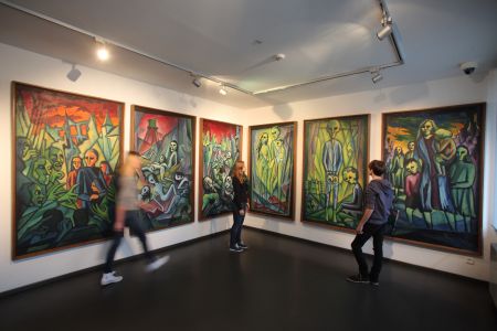 Motive über den Terror der NS-Herrschaft. Der Glahé-Zyklus in der Gruft im Nordturm der Wewelsburg (Fotos: Oliver Krato für das Kreismuseum Wewelsburg)